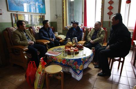 市國(guó)資委黨工委書(shū)記梁洪波慰問(wèn)公司建國(guó)前老黨