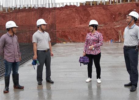 韋桂華、周善學(xué)到龍嶺大道三期項(xiàng)目調(diào)研