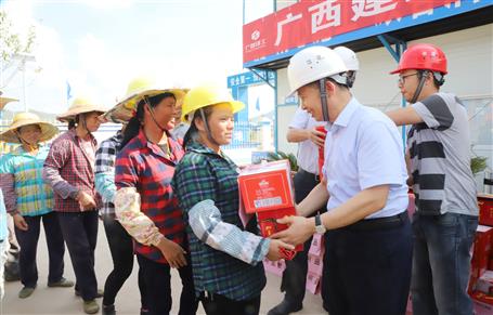 集團公司黨委委員、副總經(jīng)理侯立林到公司施工一線送清涼