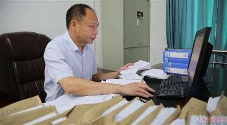 初心不改　本色不褪——記廣西勤廉榜樣、河池市紀(jì)委副書記、監(jiān)委副主任黃振林