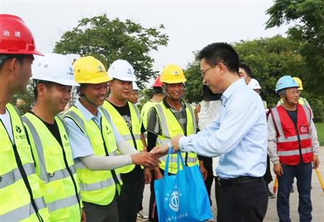 李志軍到第八分公司項(xiàng)目開展“戰(zhàn)高溫 送清涼”慰問(wèn)活動(dòng)