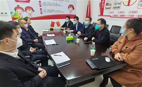 覃振華與中信銀行南寧星光支行行長(zhǎng)朱宏業(yè)舉行工作會(huì)談