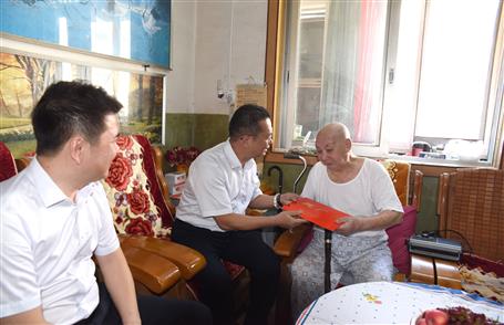 覃振華、賴海標(biāo)國(guó)慶節(jié)前慰問(wèn)離休老干部